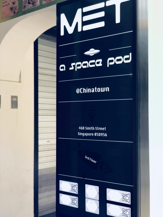 Met A Space Pod @ Chinatown Singapura Luaran gambar